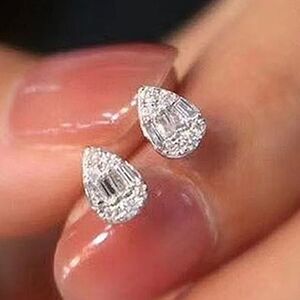 The Tiny Teardrop Stud earrings in 925 and brilliant cubic zirconia